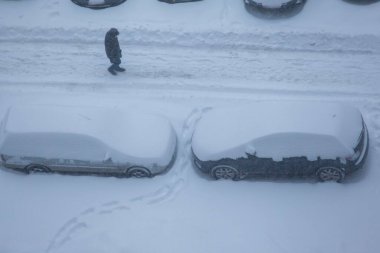 Karla kaplı arabalarla kış manzarası