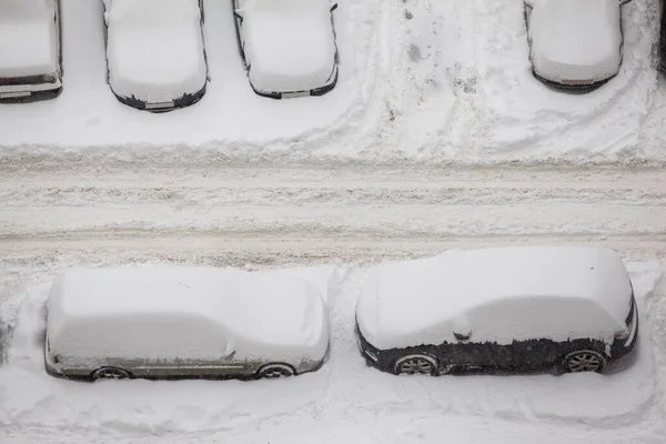 有积雪覆盖的汽车的冬季景观 — 图库照片