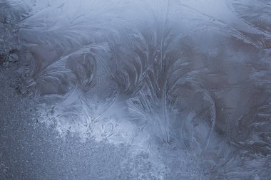 Güzel Yakın Çekim Kışlık Pencere Pane Kaplamalı Parlak Buz Kalıpları