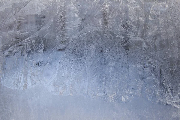 Vackra Närbild Vinterfönster Pane Belagd Skimrande Frost Mönster — Stockfoto