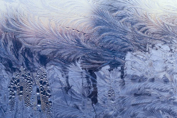 Vackra Närbild Vinterfönster Pane Belagd Skimrande Frost Mönster — Stockfoto