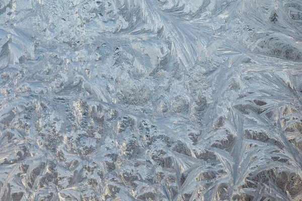 Vackra Närbild Vinterfönster Pane Belagd Skimrande Frost Mönster — Stockfoto