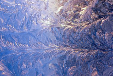 Güzel Yakın Çekim Kışlık Pencere Pane Kaplamalı Parlak Buz Kalıpları