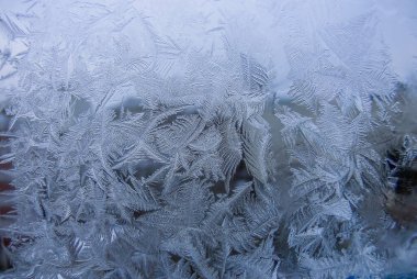 Güzel Yakın Çekim Kışlık Pencere Pane Kaplamalı Parlak Buz Kalıpları