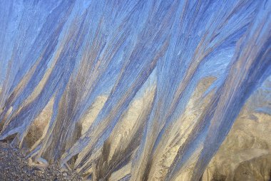 Güzel Yakın Çekim Kışlık Pencere Pane Kaplamalı Parlak Buz Kalıpları