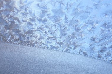 Güzel Yakın Çekim Kışlık Pencere Pane Kaplamalı Parlak Buz Kalıpları