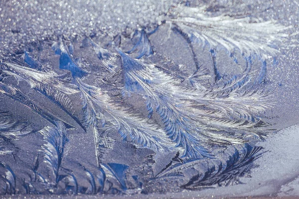 Vackra Närbild Vinterfönster Pane Belagd Skimrande Frost Mönster — Stockfoto