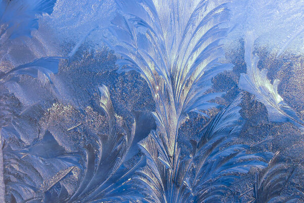 Красивый крупным планом Зимнее окно с покрытием блестящий ледяной лед узоры