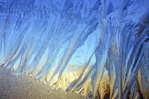 Güzel Yakın Çekim Kışlık Pencere Pane Kaplamalı Parlak Buz Kalıpları — Stok fotoğraf