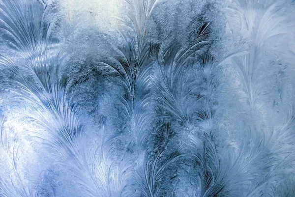 Vackra Närbild Vinterfönster Pane Belagd Skimrande Frost Mönster — Stockfoto