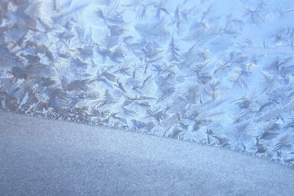 Schöne Nahaufnahme Winter Fensterscheibe Beschichtet Glänzend Eisig Frost Muster — Stockfoto