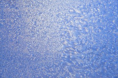 Güzel Yakın Çekim Kışlık Pencere Pane Kaplamalı Parlak Buz Kalıpları