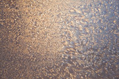 Güzel Yakın Çekim Kışlık Pencere Pane Kaplamalı Parlak Buz Kalıpları