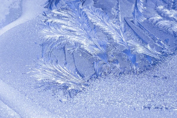 Schöne Nahaufnahme Winter Fensterscheibe Beschichtet Glänzend Eisig Frost Muster — Stockfoto