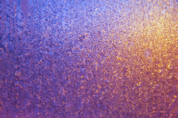 美しい閉じる冬のウィンドウペインコーティングされた光沢のある氷の霜パターン — ストック写真