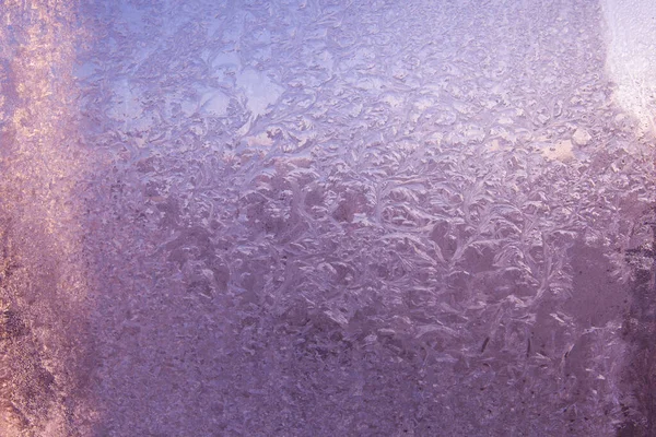 美丽的衣装冬季窗玻璃覆盖了新的冬眠冰霜图案 — 图库照片