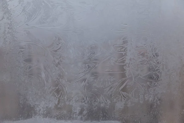 Vackra Närbild Vinterfönster Pane Belagd Skimrande Frost Mönster — Stockfoto