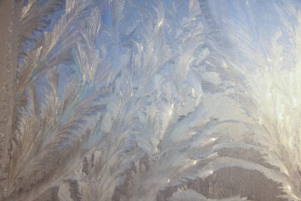 Vackra Närbild Vinterfönster Pane Belagd Skimrande Frost Mönster — Stockfoto