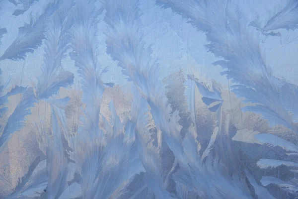 Güzel Yakın Çekim Kışlık Pencere Pane Kaplamalı Parlak Buz Kalıpları — Stok fotoğraf