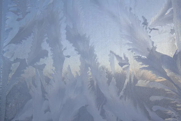 Güzel Yakın Çekim Kışlık Pencere Pane Kaplamalı Parlak Buz Kalıpları — Stok fotoğraf