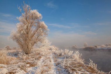Kışın bir nehrin manzarası