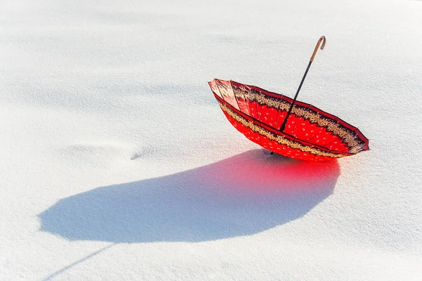 Parapluie Rouge Couché Sur Neige — Photo