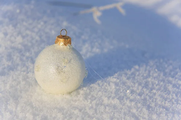 Witte Kerstboom Bal Witte Pluizige Sneeuw — Stockfoto
