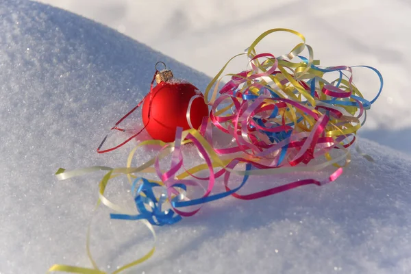 Разноцветная Рождественская Мишура Красный Рождественский Шар Белом Снегу — стоковое фото