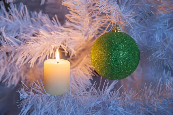 白色人造树上漂亮的圣诞装饰品 — 图库照片