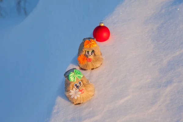 Рождественские Игрушки Маленькие Гномы Стоящие Белом Снегу — стоковое фото