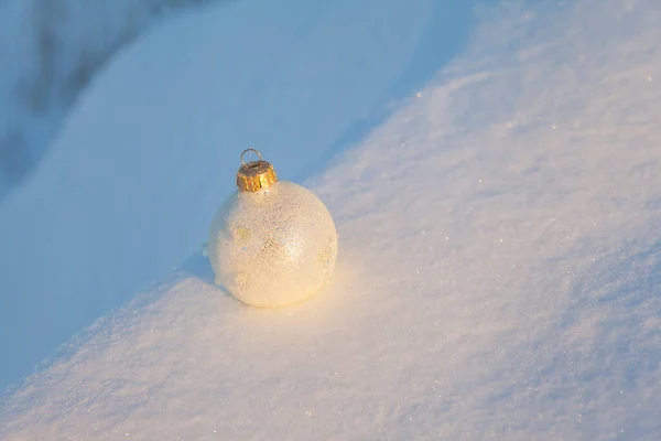 Bola Blanca Del Árbol Navidad Nieve Esponjosa Blanca —  Fotos de Stock