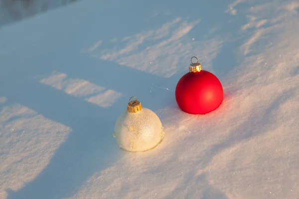 クリスマスツリーのおもちゃ 白い雪の上に立つ小さなノーム — ストック写真