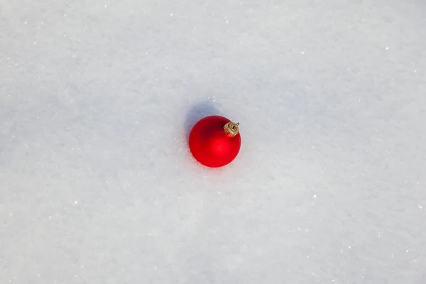 Красный Шарик Белом Снегу — стоковое фото