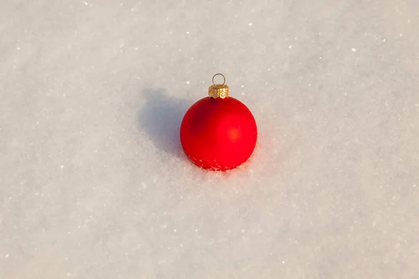Brinquedo Árvore Natal Bola Vermelha Neve Branca — Fotografia de Stock
