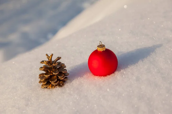 Рождественская Елка Игрушка Красный Шар Декоративные Шишки Сосны Белом Снегу — стоковое фото
