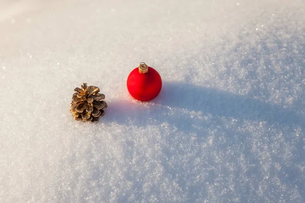 Рождественская Елка Игрушка Красный Шар Декоративные Шишки Сосны Белом Снегу — стоковое фото