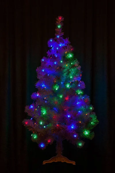 Weihnachtsbaum Mit Farbigen Lichtern Auf Dunklem Hintergrund — Stockfoto