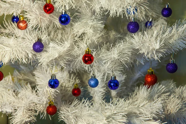 Palline Natale Multicolore Sui Rami Albero Natale Artificiale Bianco — Foto Stock