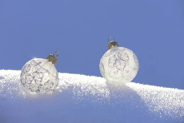 Giocattoli Dell Albero Natale Palline Bianche Sulla Neve Soffice — Foto Stock