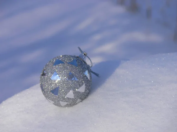 Vánoční Stromek Stříbrná Koule Bílém Sněhu — Stock fotografie