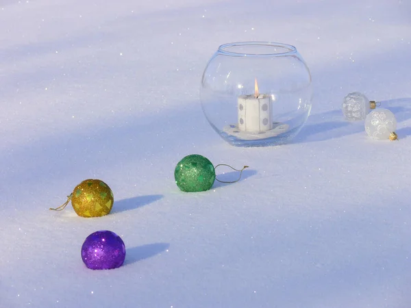 Hořící Svíčka Kulaté Skleněné Váze Vánoční Hračky Bílém Načechraném Sněhu — Stock fotografie