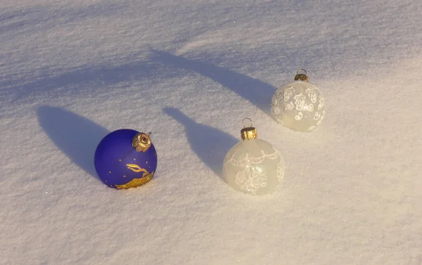 Χριστουγεννιάτικα Παιχνίδια Πολύχρωμες Μπάλες Λευκό Χιόνι — Φωτογραφία Αρχείου