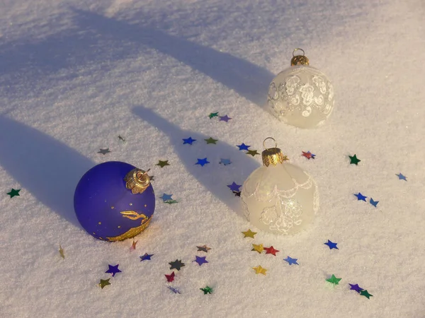 圣诞玩具 雪白的彩球 — 图库照片
