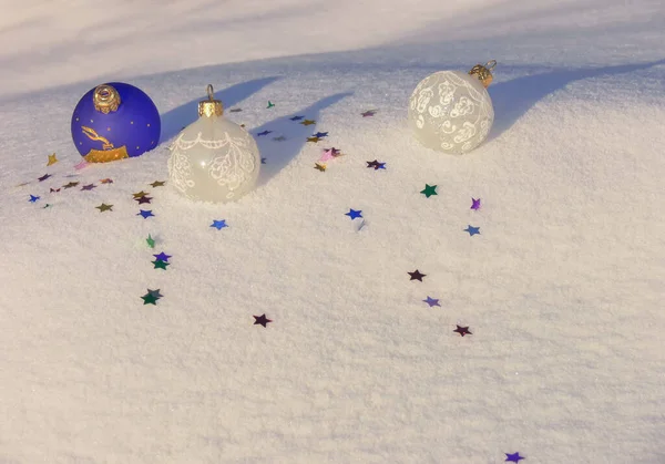 Brinquedos Natal Bolas Coloridas Neve Branca — Fotografia de Stock