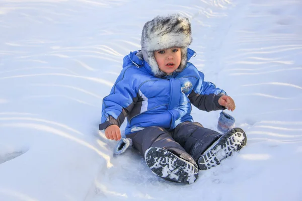 Ritratto Bambino Abiti Invernali Seduto Sulla Neve Bianca — Foto Stock
