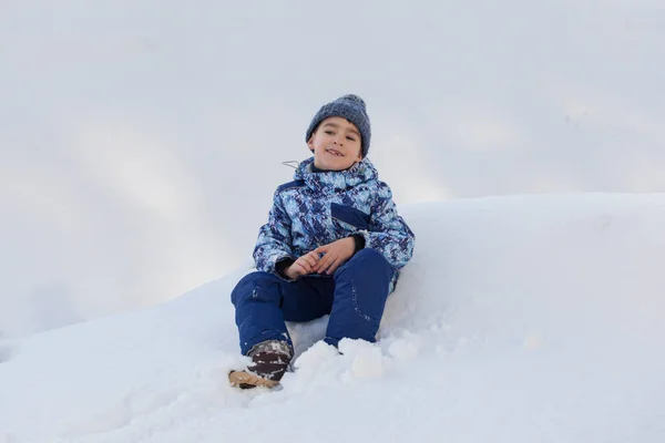 Μικρό Αγόρι Που Παίζει Στο Φρέσκο Χιόνι — Φωτογραφία Αρχείου