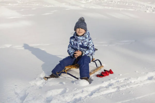 Μικρό Αγόρι Χειμωνιάτικα Ρούχα Έλκηθρο — Φωτογραφία Αρχείου
