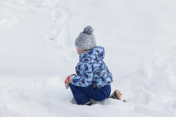 Kleiner Junge Sitzt Schnee — Stockfoto