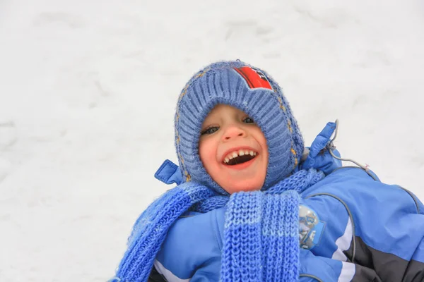 Bambino Felice Abiti Invernali Sullo Sfondo Della Neve — Foto Stock