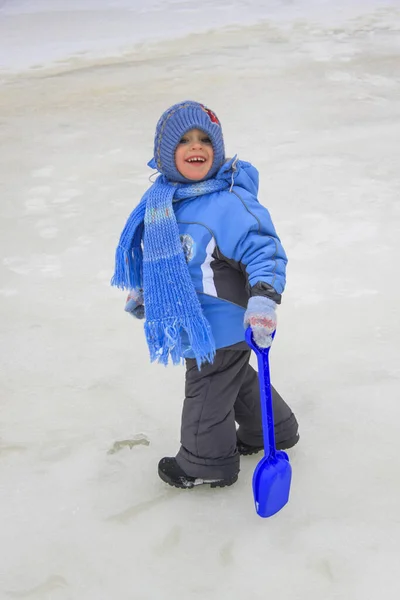 Bambino Felice Che Cammina Nella Neve — Foto Stock